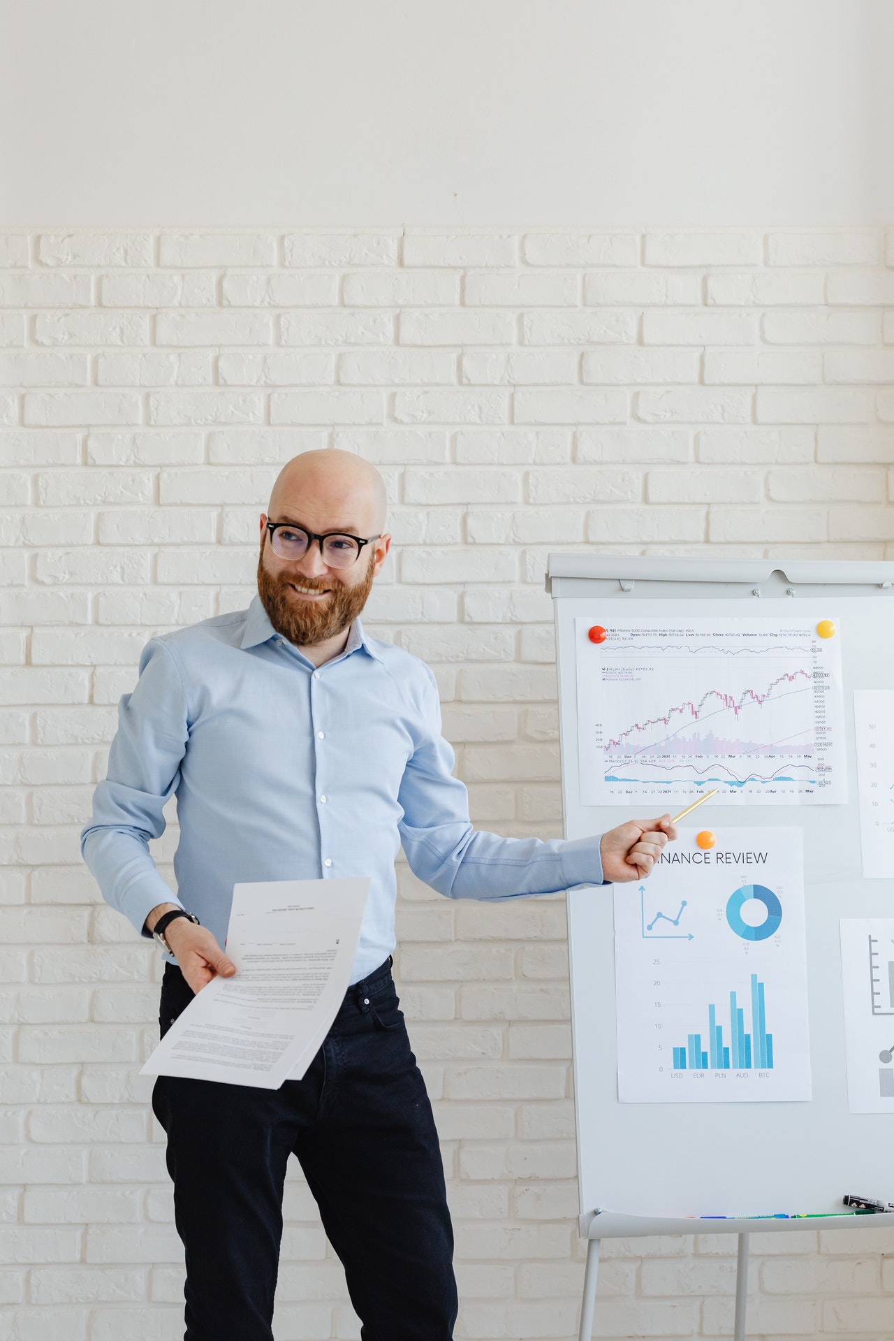 hombre explicando nuevas estrategias de marketing