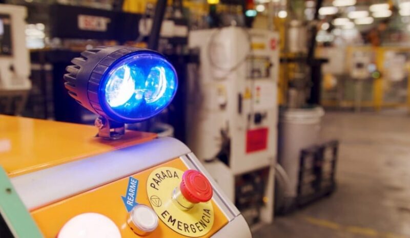 Un robot con tecnología de conducción autónoma hace la vida más fácil a los operarios de la planta Ford de Palencia